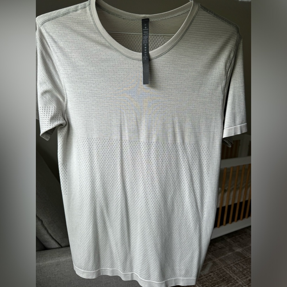 Men’s Lululemon Metal Vent Tech Breathe Shirt - Medium (M)